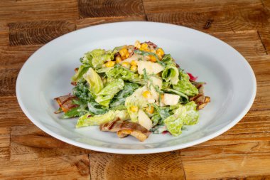 Kızarmış ördek lezzetli sebze salatası