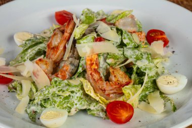 Karides lezzetli Sezar salatası