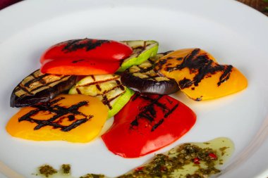 Lezzetli ızgara domates, biber ve patlıcan