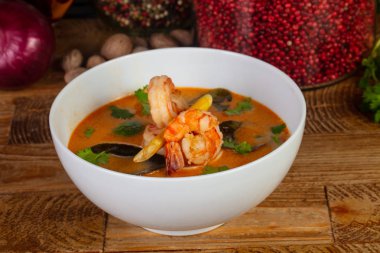 Ahşap masa üzerinde otlar ile lezzetli Tom Yum çorbası