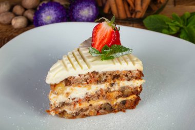 Lezzetli havuçlu kek çilek beyaz tabakta üstte ile