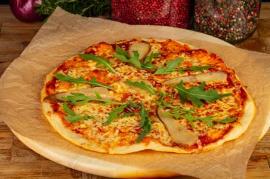 Kağıt üzerine armut meyve lezzetli pizza