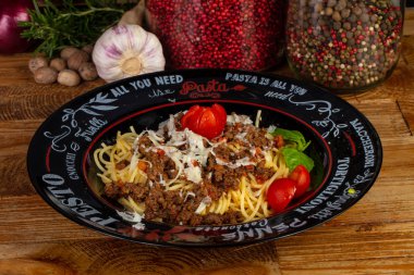 Sebze ile lezzetli bolognese çanak