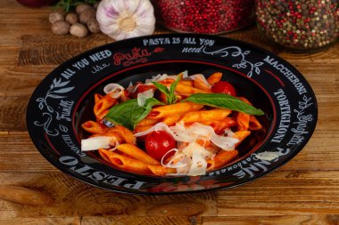 Domates makarna ile baharat ve otlar ahşap tablo