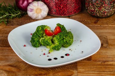 Lezzetli brokoli sarımsak sosu ve chery-domates ile