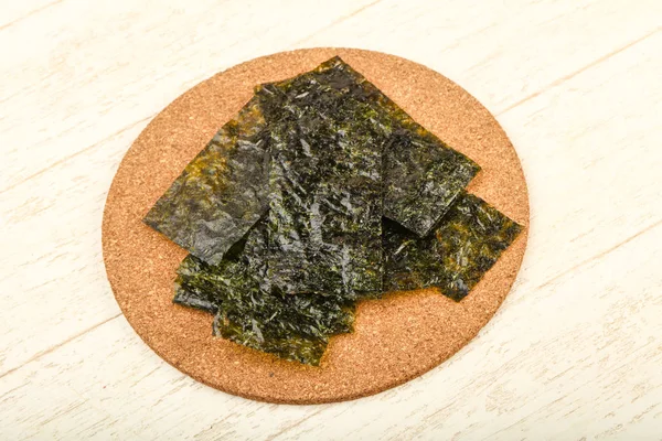 Crispy Feuilles Nori Copeaux Sur Fond Bois — Photo