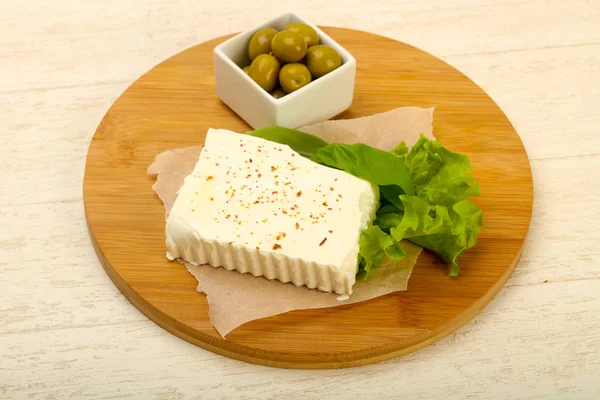 Formaggio Feta Con Olive Tavola Legno — Foto Stock