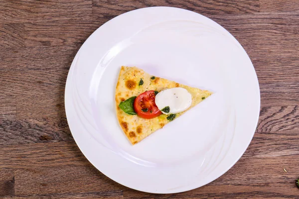 Dilim Pizza Caprese fesleğen ve mozzarella ile