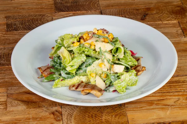 Kızarmış ördek lezzetli sebze salatası