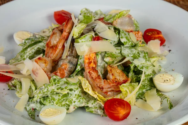 Karides lezzetli Sezar salatası