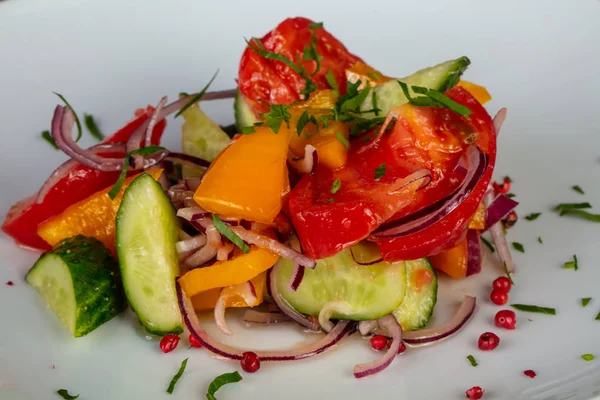 Lezzetli bir rustik doğranmış domates, salatalık, soğan ve biber salatası