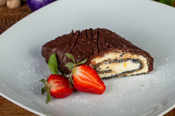 Lezzetli çikolata haşhaş roll çilek ile beyaz plaka üzerinde