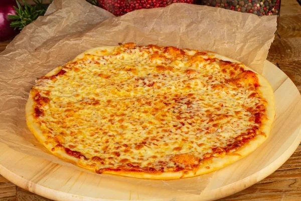 Büyük güzel peynirli Margarita pizza kağıt üzerine