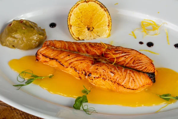 Lezzetli somon hissesi limon ve sos ile