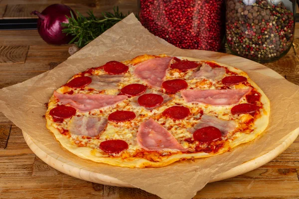 Mięsa Pyszne Ciasto Pizza Salami Boczek Kartce Papieru — Zdjęcie stockowe