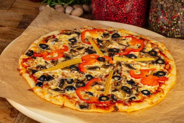 Zeytin, biber ve Mısır kağıt üzerine lezzetli vejetaryen pizza