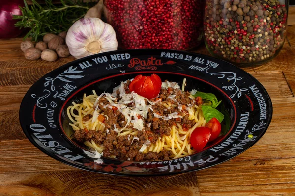 Sebze ile lezzetli bolognese çanak