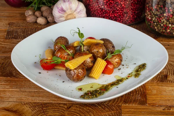 Mısır, domates ve otlar ile lezzetli bebek patates