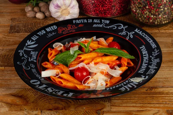 Domates makarna ile baharat ve otlar ahşap tablo