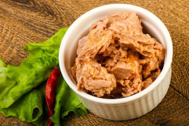 Kavanozda konserve ton balığı pişmeye hazır.