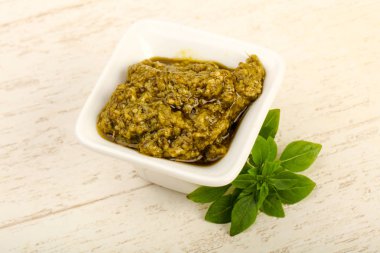 Fesleğenli pesto sos kasede bırakır
