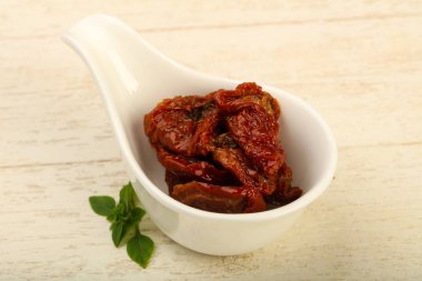 Fesleğen yapraklı kuru domates.