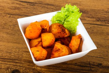 Otlu fırında patates.