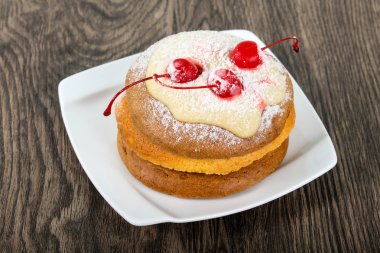 Beyaz tabakta kiraz ve şeker tozu ile Pancakes