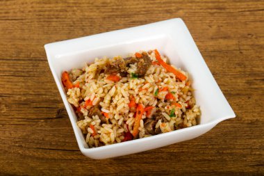 Asya pirinç - et ve havuç ile Plov