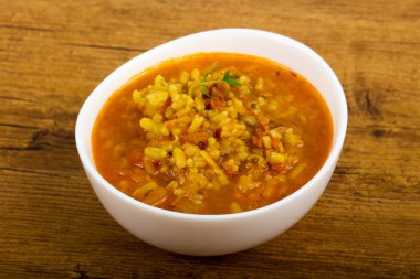 Ahşap masa üzerinde beyaz Kharcho çorbası