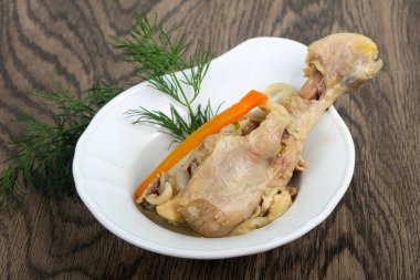 Dereotu ile servis haşlanmış tavuk budu