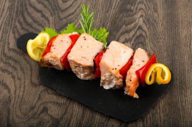 Biber ve limon ahşap tablo ile som balığı şiş