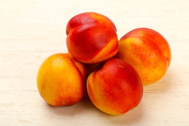 Taze olgun nektarin öbek üzerinde ahşap masa