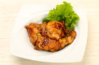 Teriyaki uyluk ile susam beyaz kase