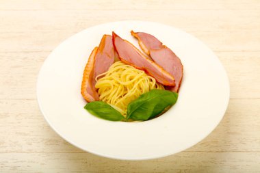 Ördek meme ve fesleğen yaprakları ile makarna