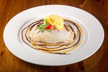 Apple strudel beyaz plaka üzerinde dondurma ile