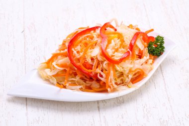 Kabın içinde geleneksel fermente lahana lahana turşusu 