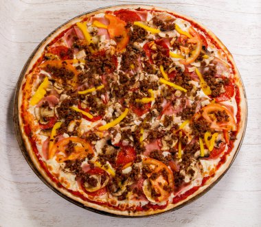 Pizza üstten görünüm kıyılmış et ve sebze ile