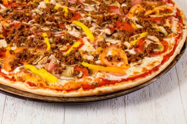 Kıyılmış et ve sebze ile Pizza görünümü Kapat