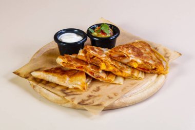 Quesadilla tavuk ve peynir ahşap tahta üzerinde