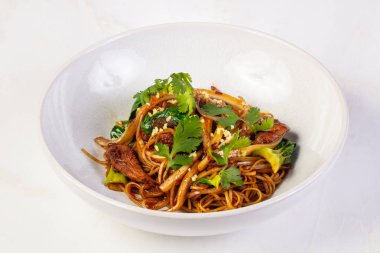 Yumurta noodle beyaz kase istiridye sosu ile