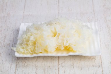 Lezzetli tatlı beyaz tremella çanak ahşap masa üzerinde