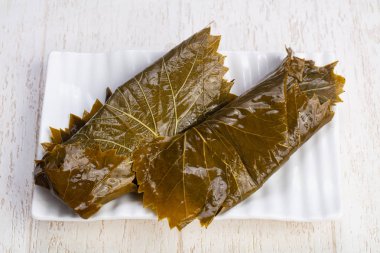 Beyaz tabakta et lezzetli dolma dolması