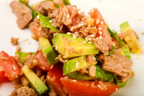 Tonijn Avocado Salade Met Tomaat Geserveerd Sesamzaad — Stockfoto