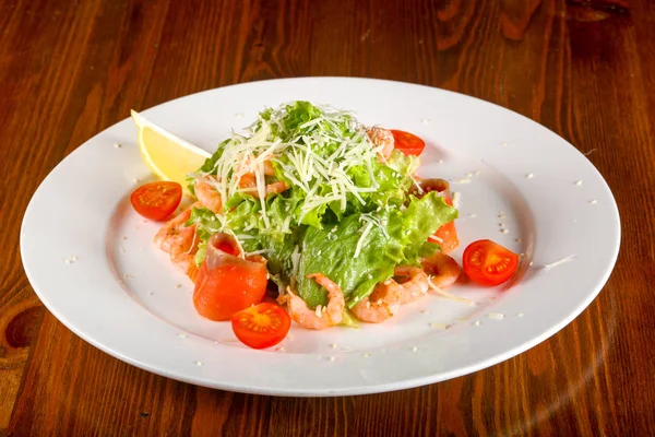 Salada Caesar Com Camarões Salmão Com Queijo Parmesão Mesa Madeira — Fotografia de Stock