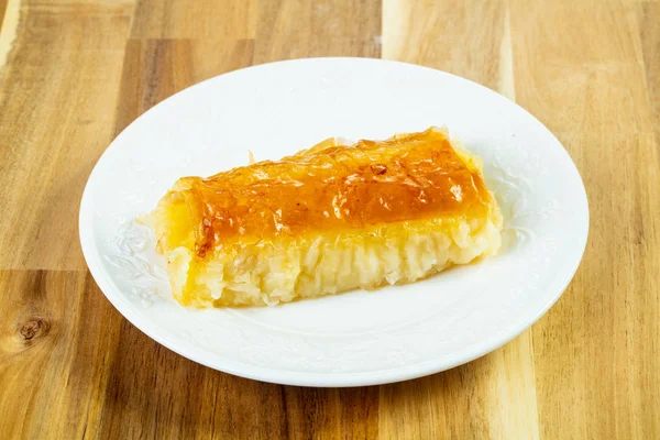 Сладкий Турецкий Десерт Баклава Медом Белой Тарелке — стоковое фото