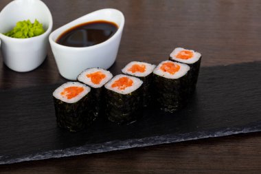 Kırmızı çiğ balık ve wasabi ile iştah açıcı suşi