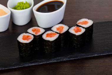 İştah açıcı suşi roll kırmızı çiğ balık ve wasabi ile