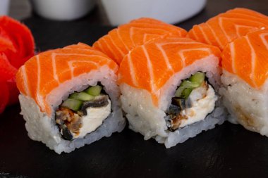 Sebze ve peynir ile lezzetli philadelphia rulo