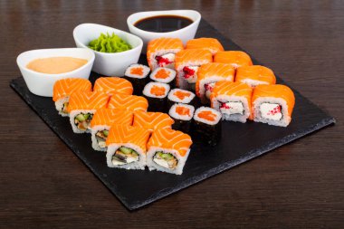 Suşi rulo seti ahşap arka plan üzerinde. Japon yemekleri